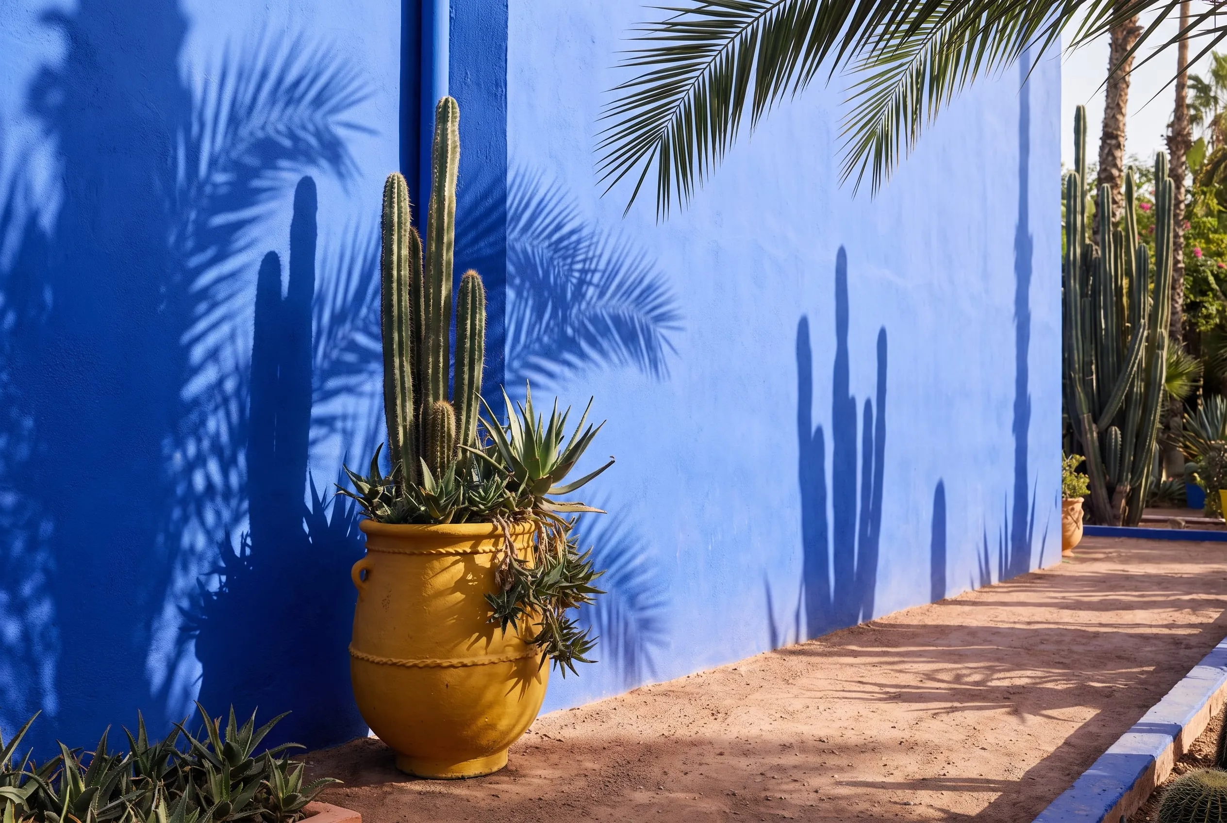 Diepblauwe Majorelle-muur met groene deur in Marokko