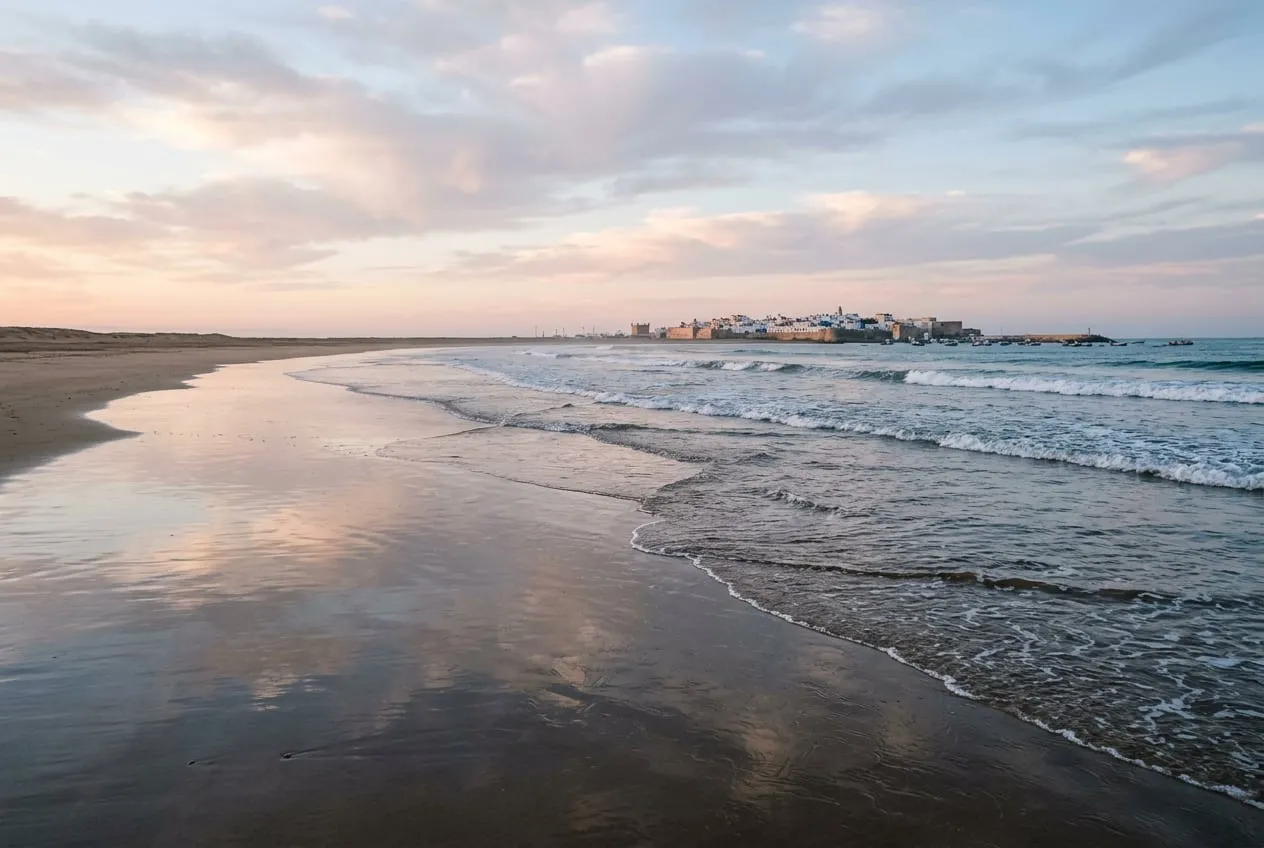 Breed leeg strand bij Essaouira met kalme branding in zacht ochtendlicht
